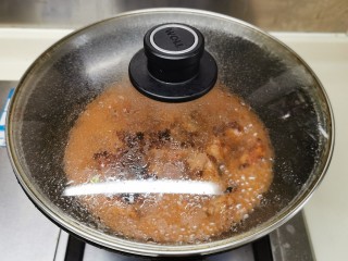8、四季豆烧排骨,加盖中火烧煮15分钟左右。