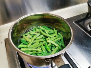 9、四季豆烧排骨,这段时间烧开水，把四季豆放开水中，焯熟。