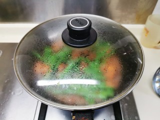 11、四季豆烧排骨,再盖上烧煮3-5分钟。