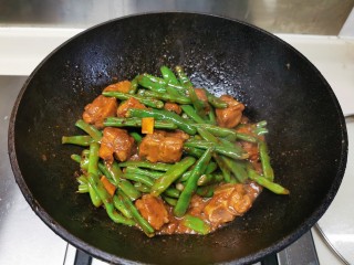 12、四季豆烧排骨,调味收汁，即可上碟。