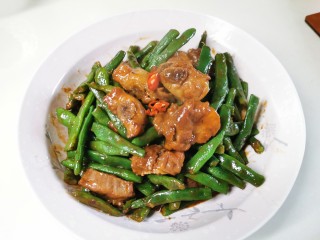 13、四季豆烧排骨,喜欢辣，放点辣椒，更有滋味！