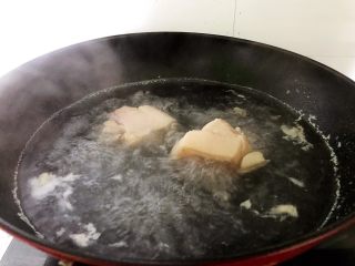 1、#猪五花肉#胡萝卜回锅肉,五花肉洗干净，放入凉水锅中，水刚好淹过肉，加入料酒，开中火，煮10分钟左右，煮至肉皮用筷子能戳穿，肉就煮好了。