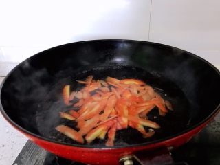 4、#猪五花肉#胡萝卜回锅肉,锅中另烧水，水开时放入胡萝卜焯水2分钟左右，捞出过凉水，备用。