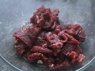 2、椒盐牛肉,牛肉切簿片;