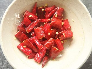 9、椒盐牛肉,干辣椒切小段备用;