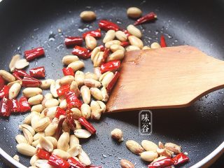 13、椒盐牛肉,锅内放点油，中小火倒入辣椒和花生翻炒，炒出辣椒香味