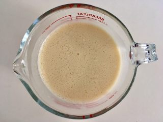 4、减肥版香蕉可丽饼,将面奶液倒入蛋液中混合均匀