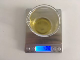 7、减肥版香蕉可丽饼,4g橄榄油或玉米油（克数称不敏感，我用毫克称称出，换成家家有的匙展示给大家～见下一步）