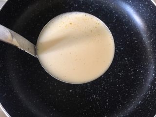 10、减肥版香蕉可丽饼,一勺（火锅用勺）饼糊倒入不粘锅