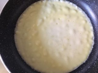 13、减肥版香蕉可丽饼,（同上一步）有时会因为火力大小泡泡大小也不一样的，这样也好了