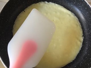 14、减肥版香蕉可丽饼,关火，用硅胶刮刀将饼边铲一圈