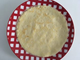 15、减肥版香蕉可丽饼,直接倒在盘子里，趁热铺平整，饼一层层扣在一起即可