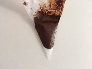 24、减肥版香蕉可丽饼,装入裱花袋（没有的可以用保鲜袋）