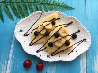 25、减肥版香蕉可丽饼,挤在装饰好的饼上即可～也可以再撒点喜欢的坚果碎