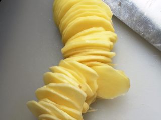 2、培根蘑菇薯片薄饼,土豆洗净,切成薄片(薄片薄片哈,尽量均匀,展现刀工的时候到啦);