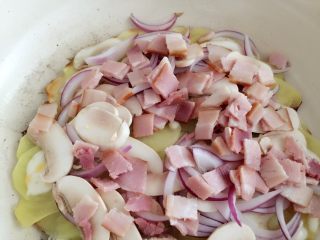 7、培根蘑菇薯片薄饼,接着马上撒上培根,中间留一个空间(下一步打鸡蛋用)