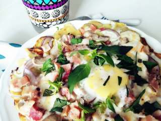 10、培根蘑菇薯片薄饼,装盘,撒上少许欧芹碎,和少许黑胡椒就可以啦(不加也可以)