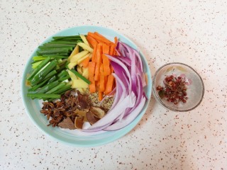 1、香菇牛肉酱,小葱洗干净切成段，洋葱洗干净切成条，生姜去皮洗干净切成片，胡萝卜洗干净去皮切成条，准备好花椒、八角、桂皮、草果和小茴香。