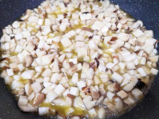 5、香菇牛肉酱,下入杏鲍菇和香菇块，中小火炸30分钟左右，中间需要多次搅动。