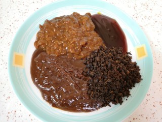 7、香菇牛肉酱,按配方重量准备好黄豆酱、甜面酱、豆豉碎和蚝油。