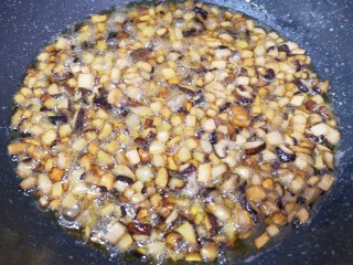 8、香菇牛肉酱,继续炸至杏鲍菇、香菇和牛肉粒表面变成金黄色。