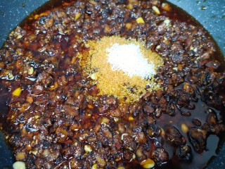 11、香菇牛肉酱,放鸡精翻炒均匀。