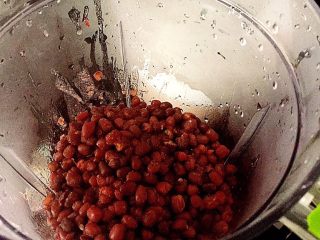 7、传统广式豆沙月饼,红豆煲好，沥水，放入搅拌机，倒入牛奶把红豆打成糊