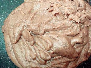 8、传统广式豆沙月饼,打红豆最好用搅拌机或破壁机，这样打出来的红豆沙很细腻的。????可千万不要再采用什么过筛、用手抓等浪费时间的方法了