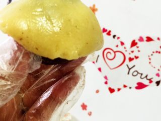 11、传统广式豆沙月饼,像戴帽子一样盖到红豆馅上