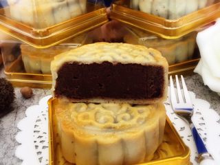 17、传统广式豆沙月饼,烤箱200度烤15分钟就可以了！