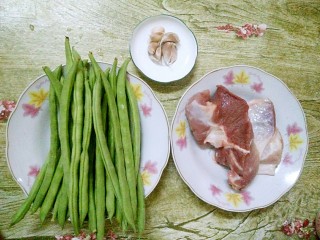 1、小炒四季豆,准备好食材
