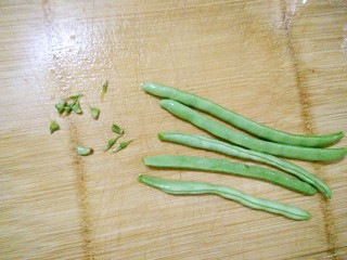 2、小炒四季豆,把四季豆洗净，摘去头尾