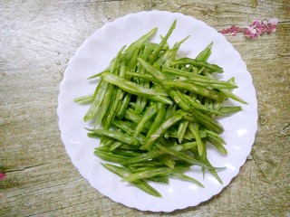 3、小炒四季豆,切成丝