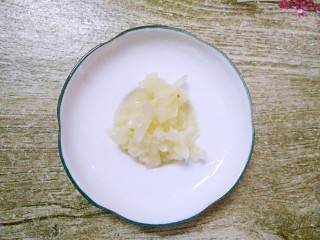 4、小炒四季豆,蒜去皮，洗净，切碎