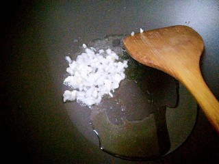 12、小炒四季豆,放入蒜末爆香