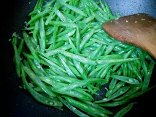 13、小炒四季豆,倒入四季豆，炒至变色