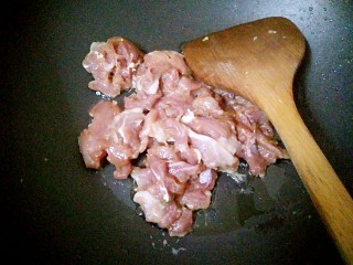 15、小炒四季豆,再次热油，放入肉片翻炒