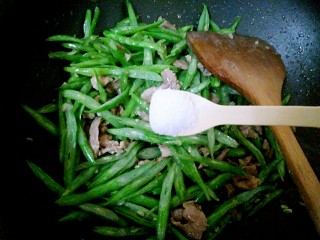 17、小炒四季豆,倒入四季豆，放入盐调味