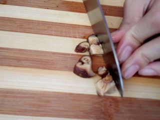 3、腊味煲仔饭,香菇一个切成小粒 另外一个改花刀