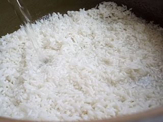 6、腊味煲仔饭,倒入水 生米和水的比例是1:1