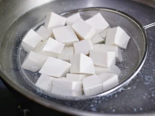 3、麻婆豆腐,水烧开，放入豆腐块，烫2,3分钟