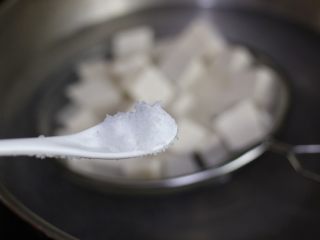 4、麻婆豆腐,锅中加半勺盐，这样豆腐会更入味。关火后继续泡在水中，防止豆腐块粘连