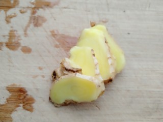 5、牡蛎鱿鱼粥,生姜切片