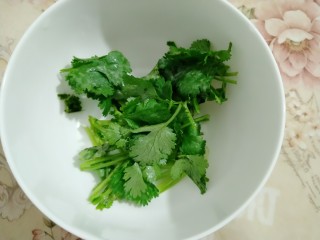 6、牡蛎鱿鱼粥,香菜切段