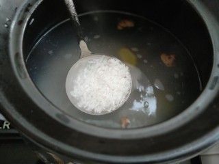 11、牡蛎鱿鱼粥,放入洗净的大米