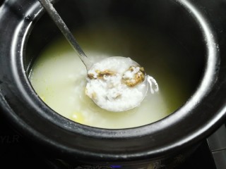 12、牡蛎鱿鱼粥,放入油和牡蛎干煮开后转文火煲一个小时