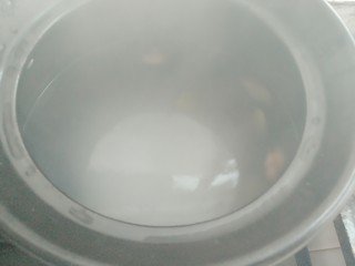 10、牡蛎鱿鱼粥,沙锅放入姜片煮开