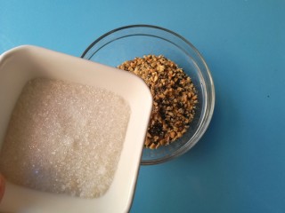 2、#冬至#花生芝麻汤圆,将细砂糖倒入花生黑芝麻末里搅拌均匀