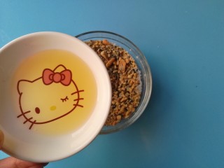 3、#冬至#花生芝麻汤圆,再倒入黑芝麻牛油果油搅拌均匀