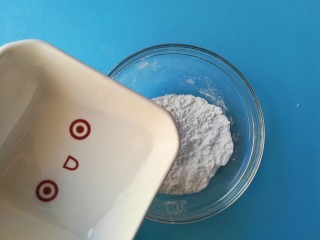 5、#冬至#花生芝麻汤圆,将5克清水倒入澄粉里搅拌均匀